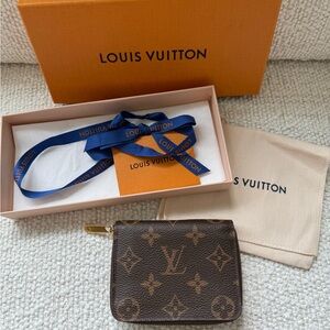 LOUIS VUITTON Monogram Zippy Coin Purse. Authentic.